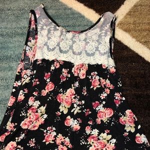 Floral shirt with a lace front.